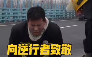 消防员热到虚脱，休息片刻后又回到火场……