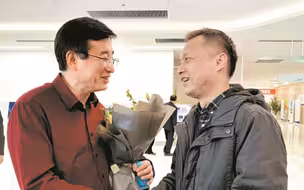 武汉“黑脸”医生白回来了 向王辰院士献花感谢救命之恩