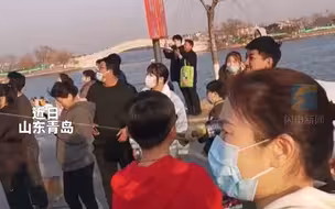 一男子放巨型风筝同时牵拉数十条风筝线 网友：放风筝三分钟 理线半小时