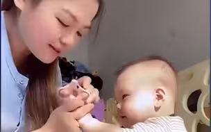 宝妈记录孩子从胎动到出生 2次剪指甲看哭网友：害怕又温暖