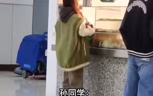 学校新设的人脸识别，小个子女生多次支付失败，当事人：吃个饭太艰难了。