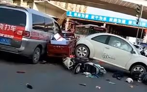 广西一小车路口倒行连撞多车致4伤 警方：司机操作失控，已当场死亡