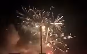 俄军击中乌军哈尔科夫弹药及烟火库，烟花夜空绽放持续半小时