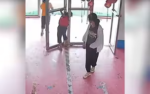 小学生脖子被两扇门卡住 消防员到场后将孩子脑袋从门缝推了出来