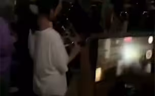 郑州东站滞留乘客黑暗中合奏《歌唱祖国》掌声响起的一刻泪目