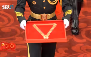 共同见证！礼兵护送七一勋章入场 七一勋章亮相！