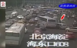 大型车上路更应避让 事故多源自忽视周围情况