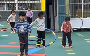 可可爱爱！幼儿园小朋友转哗啦圈各显神通 镜头一转老师集体笑喷