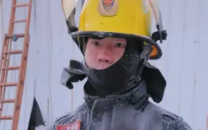 完成灭火任务后，他们的身上挂满冰霜。你们辛苦了，致敬！