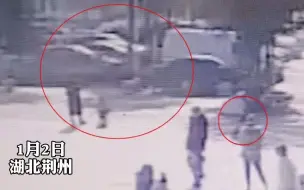 当众踢倒2次！ #带娃女子踢打两岁半男童致颅脑损伤 ，小孩脸上被打出血印，回家后呕吐不止。警方：案件已受理