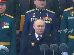 俄罗斯红场阅兵开始，军人手持国旗和胜利旗入场，普京在大雪中检阅