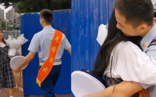 消防员离队仪式后一路小跑 女友手捧鲜花早早等在门口：我们回家！