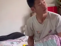 高考结束姐姐给弟弟送新手机，刚睡醒的弟弟一脸迷惑。幸福来得太突然，这就是“大脑正在刷新中”的表情吧。