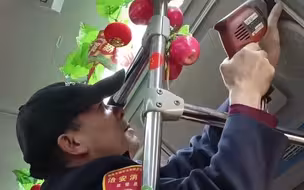 公交司机自费300元打造爱心哺乳专座 ：看过很多妈妈因人多陷入尴尬