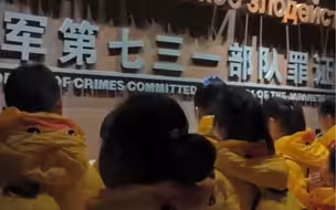 小学生排队参观七三一部队罪证陈列馆｜1月17日，40名双鸭山市小学生来到侵华日军第七三一部队罪证陈列馆，参观结束后，所有的孩子安静地迎着光亮的出口一直往前走。
