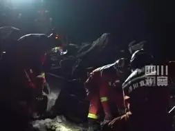 筠连滑坡受灾群众已全部转移，消防利用搜救犬和探测仪救援，当地已组织各类救援力量949人