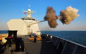 火力全开！震撼直击052D齐齐哈尔舰实弹射击炮弹出膛硬核瞬间！