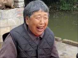 外婆很久没笑这么开心了！常回家看看，家人的幸福其实很简单！
