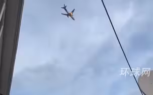 鸟击引起发动机起火，美国一波音飞机起飞后迫降，右侧发动机喷射出火焰