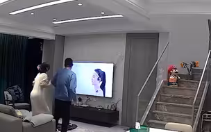 妻子跳减肥操，丈夫一旁“捣乱”与妻子比舞，网友：他在闹你在笑