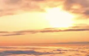 震撼！网友用无人机穿过大雾 拍下绝美夕阳云海