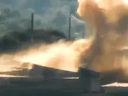 实拍以军士兵正扎堆唠嗑：导弹转圈从天而降，眨眼间仅剩满屏浓烟