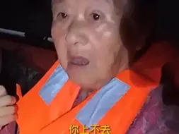 这一幕好暖！救灾武警和老人开启奶奶孙子聊天模式～