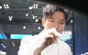 坐在车里看东哥签名的感觉，这也太代入了