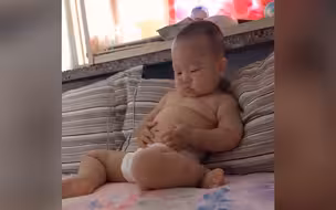 宝宝发现自己的小肚肚会动 盯着肚皮一脸好奇 网友：像极了我看胎动