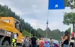 女子车祸被压车底 路过吊车“顺手”帮抬车:刚好遇到就帮个忙