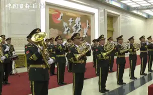 七一勋章颁授仪式现场奏响国歌