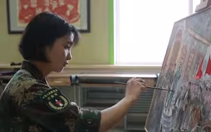 栩栩如生！火箭军女兵手绘油画庆祝建军94周年