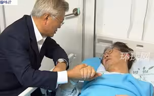 文在寅医院探望李在明，二人双手紧握，文在寅抚摸其头发
