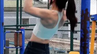 女大学生秀单指引体向上，臂力惊人，在攀岩过程中力量提升，“女孩子不要低估自己的上肢力量”。