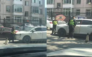 男子欲驾车过小区吃饭受阻 竟然顶着保安强行通过 惹网友愤怒