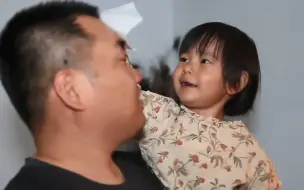 摄像头对面的军人爸爸突然出现在家门口 女儿惊喜万分尖叫欢呼