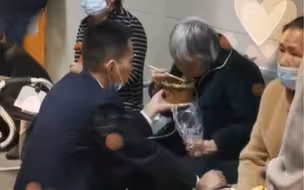 为你的孝心点赞！近日，重庆。奶奶吃的慢，孙子一直半蹲着托举饭盒等奶奶吃完