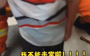 男童手卡跑步机，消防员灵机一动现场“对暗号”，没想到救援成功后一举动让孩子破防