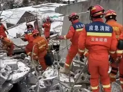 救援现场：云南镇雄突发山体滑坡致18户47人被埋