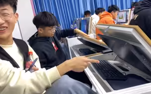 高校突然换了新课桌 男同学打开瞬间表情逗乐网友：像极了孙行者