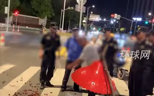 遇城管执法，摆摊大爷怒摔荔枝？官方回应：依法处理违法设摊人员