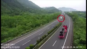 严重事故司机受伤被困 热心过路司乘挺身救人