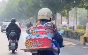 母子俩做手工蛋糕为祖国庆生：祝福祖国欣欣向荣