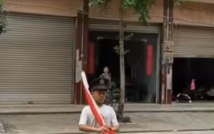 11岁男孩每天在家门口踢正步练升旗：梦想是参军当兵