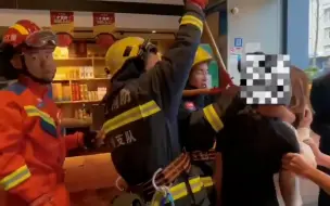 离谱！两女子为拼酒怕偷溜用铁链锁脖栓一起 结果酒醒后钥匙丢了