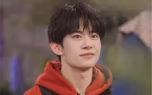 易烊千玺带山里娃娃读《少年中国说》