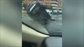 现场!沈阳马路突然塌陷一轿车坠入深坑 周围车辆密集坑底水流汹涌