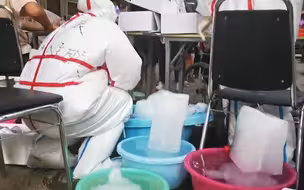 郑州医护三伏天核酸采样热到中暑 社区立马拉来三车冰块为其降温