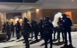 美警镇压抗议 失误释放催泪瓦斯！烟雾包围同僚 示威者大声嘲笑