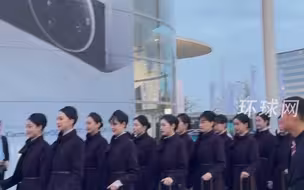 网友拍到世界移动通信大会现场的一道靓丽风采，华为工作人员整齐划一步入会场
